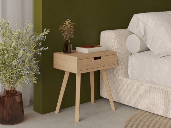 Klein eiken nachtkastje met houten poten