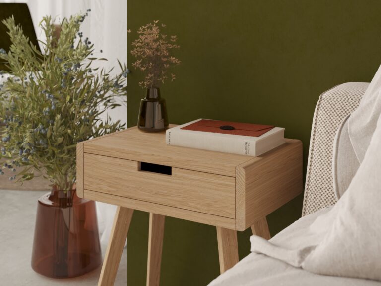 Klein eiken nachtkastje met houten poten