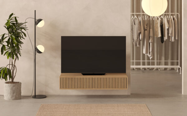 Compact eiken zwevend tv-meubel met eiken lattenfronten, 120 cm