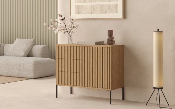 Klein eiken dressoir met eiken lattenfronten