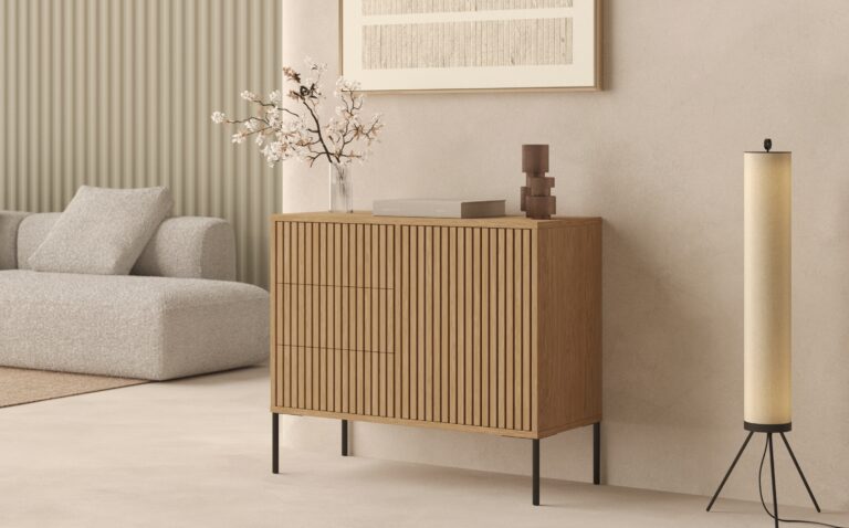 Klein eiken dressoir met eiken lattenfronten