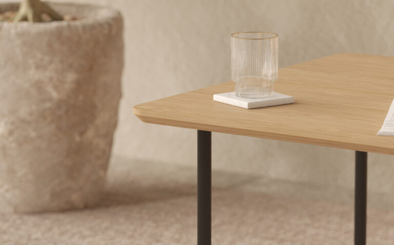Lage vierkante eiken salontafel met metalen poten