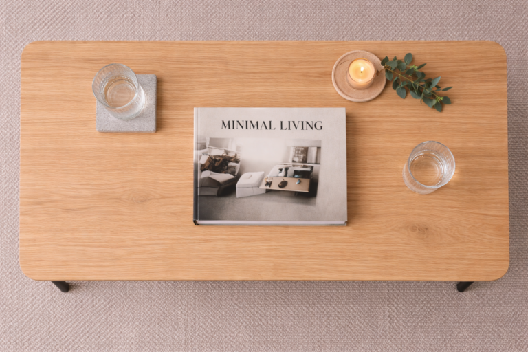 Minimalistische lage houten salontafel met metalen poten