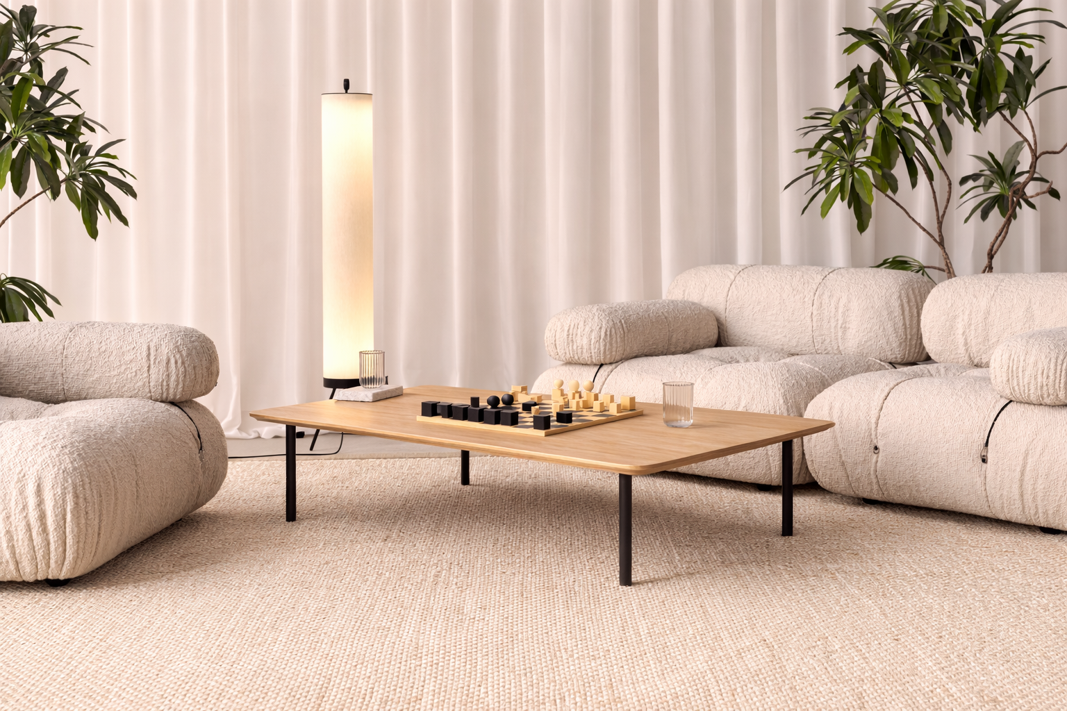 Minimalistische lage houten salontafel met metalen poten