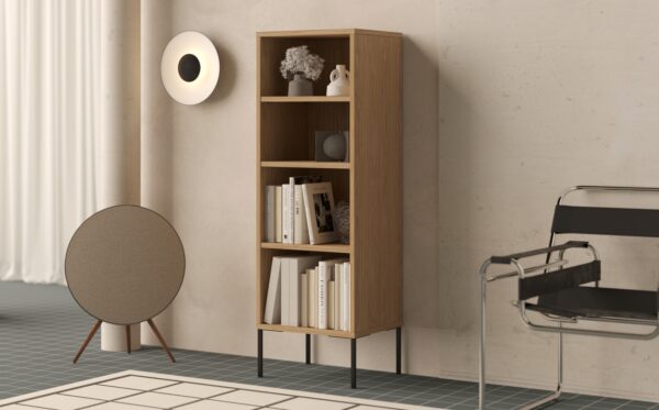 Smalle houten boekenkast met zwarte metalen poten