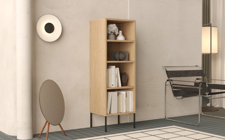 Smalle houten boekenkast met zwarte metalen poten